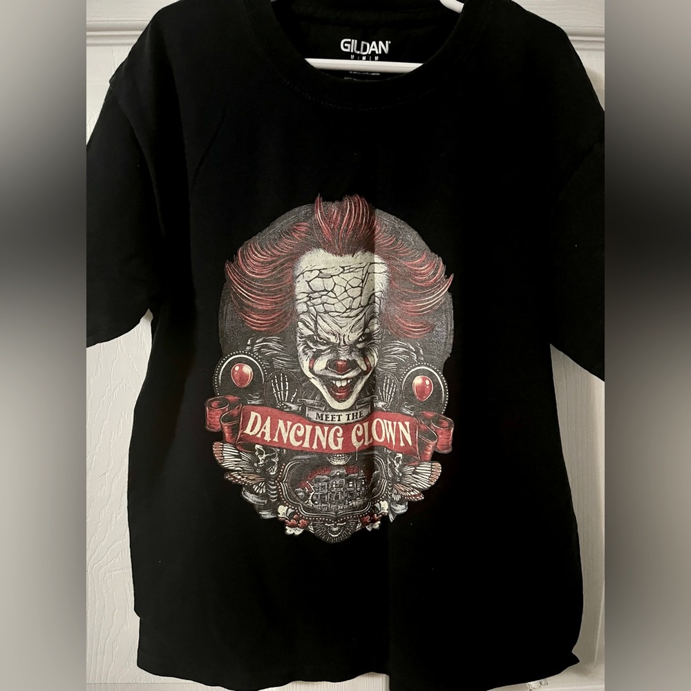 Youth size 10/12 Halloween pressed tee. Gildan. Gently worn no holes or tears.